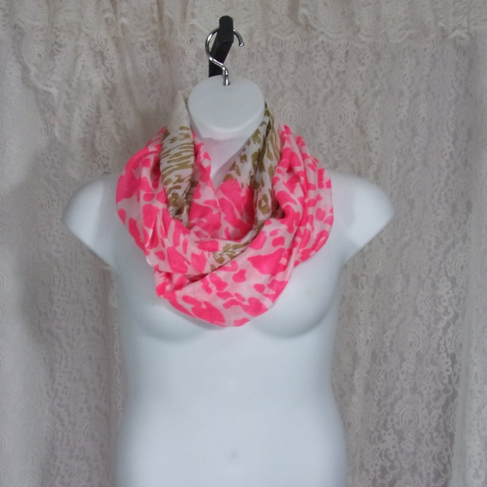 Loop Infinity Scar Neon Pink and Beige NWOT